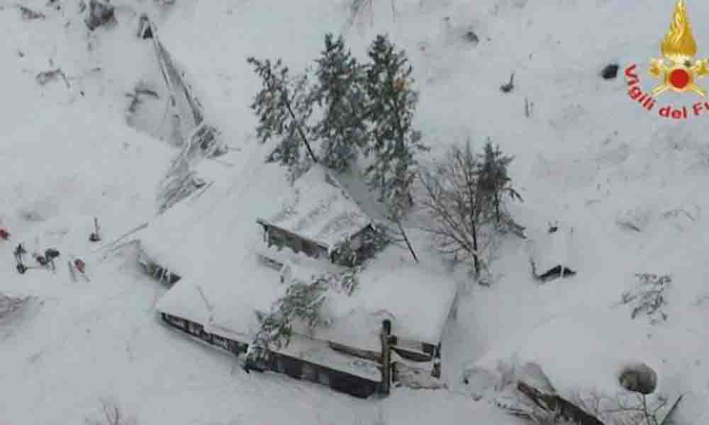 Hotel es sepultado por avalancha en Italia; claman por ayuda