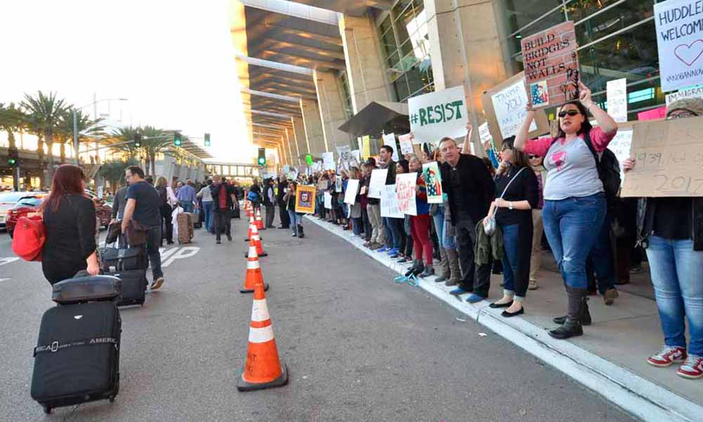 Protestan miles en San Diego tras orden migratoria de Trump