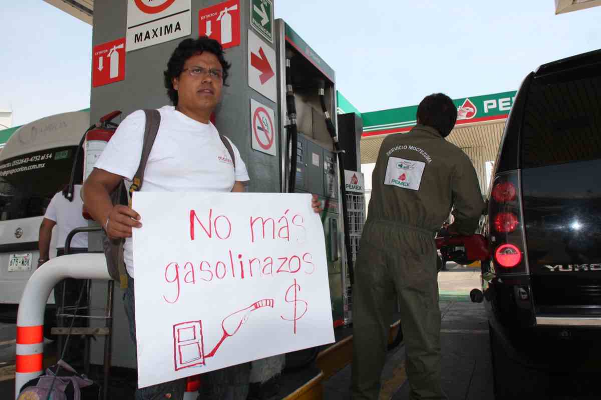 Protestan en 10 estados contra alza a gasolinas