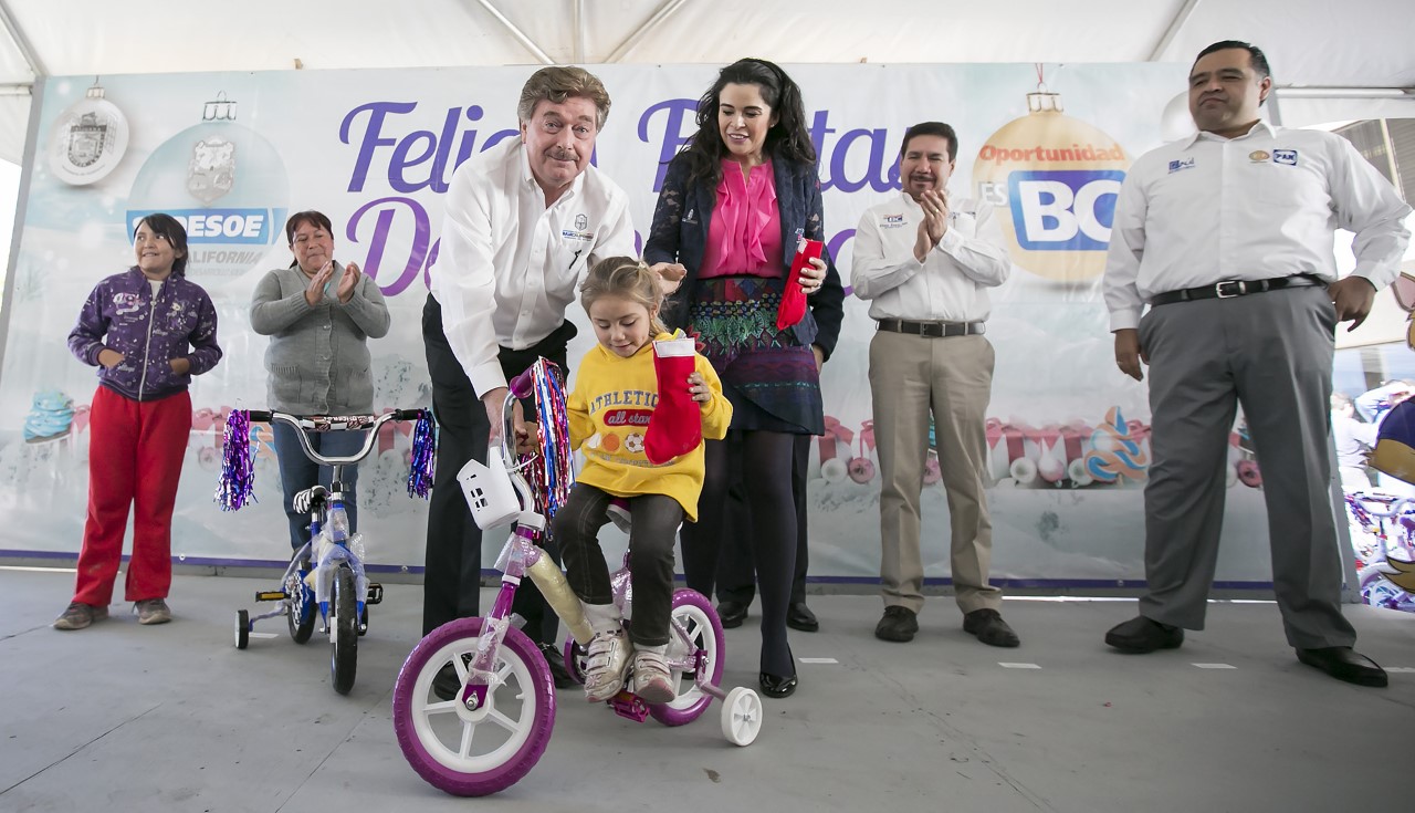 Celebran Gobernador y Presidenta de DIF BC día de Reyes con niños y niñas