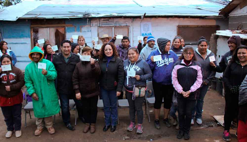 Entrega Gobierno de BC apoyos sociales a familias tecatenses