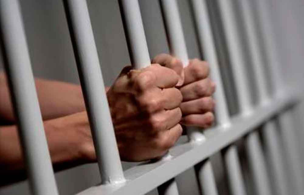 Arrestan a 11 por contrabando de droga y celulares a prisión de San Diego