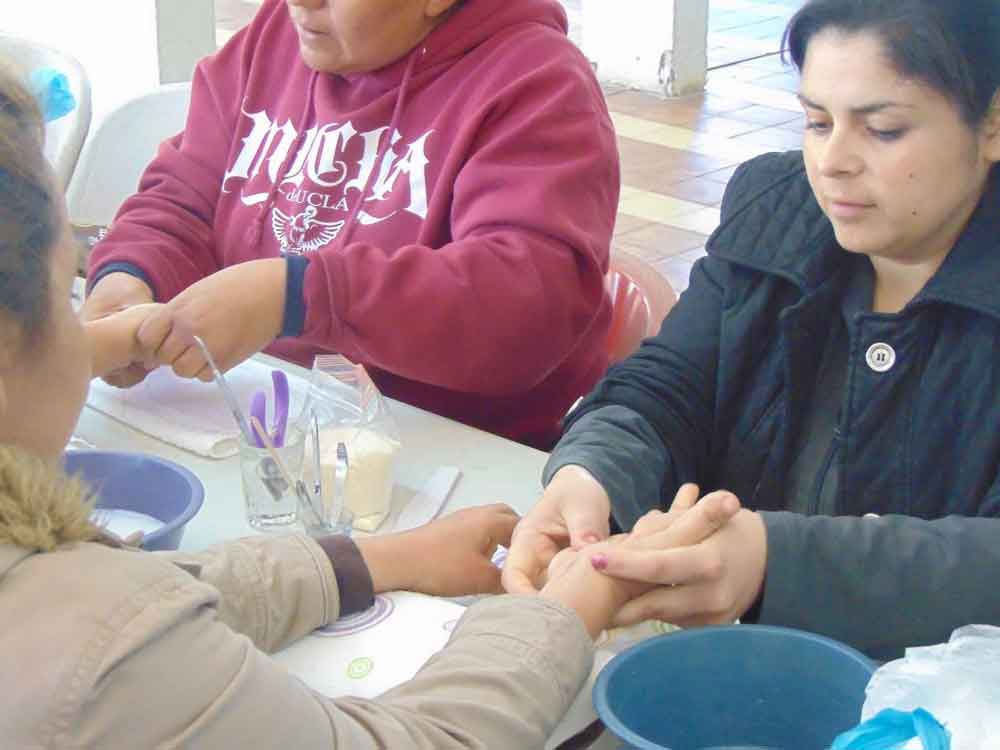 Lleva Regidor Independiente Taller de uñas gratuito a mujeres tecatenses