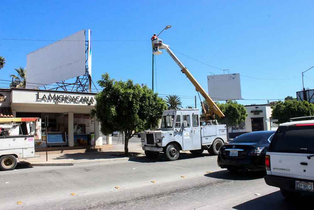 Dan mantenimiento al alumbrado público de la zona centro de Tecate