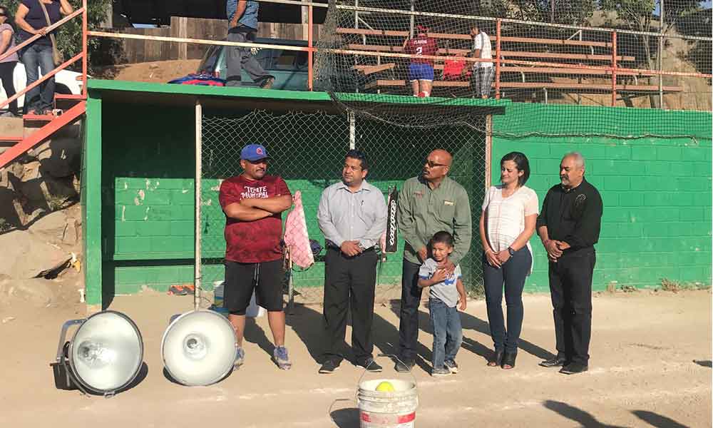 Entrega Diputado lámparas para campo de softbol en parque “Los Encinos”, Tecate