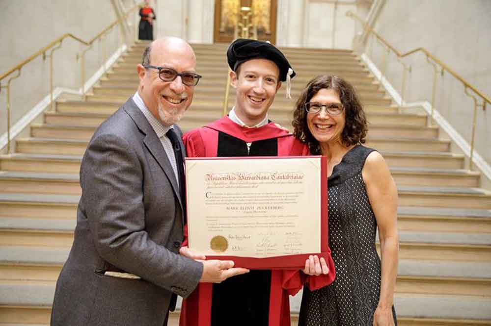 Mark Zuckerberg se gradúa de Harvard 12 años después