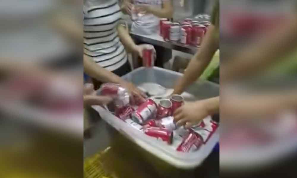 Esta fábrica china que produce latas falsas de cerveza Budweiser te dejará boquiabierto