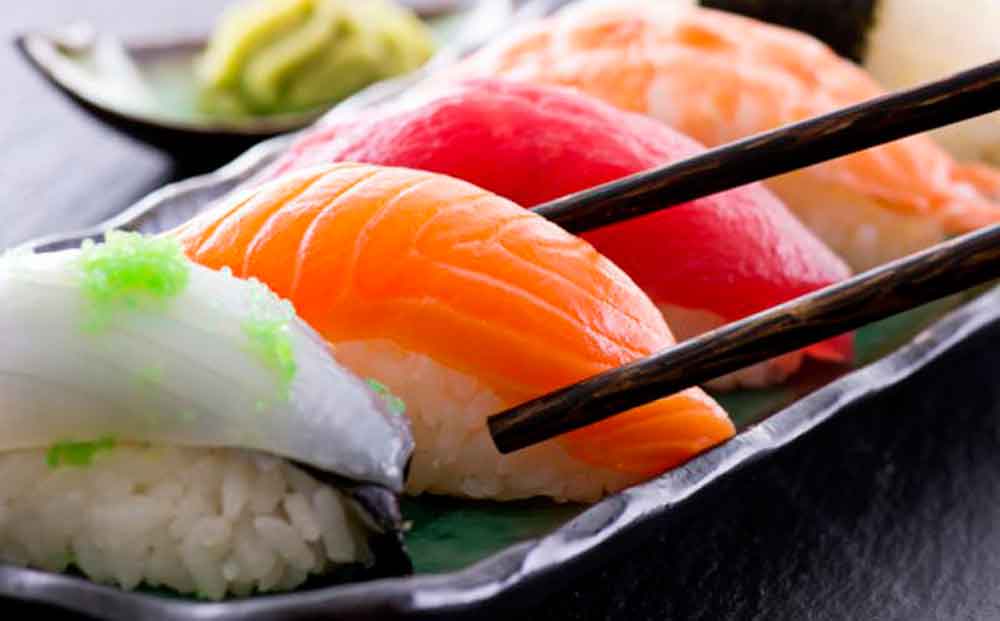 Larvas y gusanos invaden estómago de un hombre por comer sushi