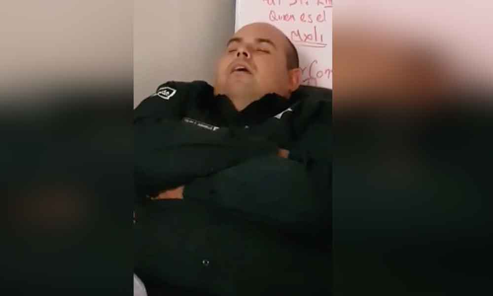 Policía de Tijuana es captado durmiendo en horas de servicio