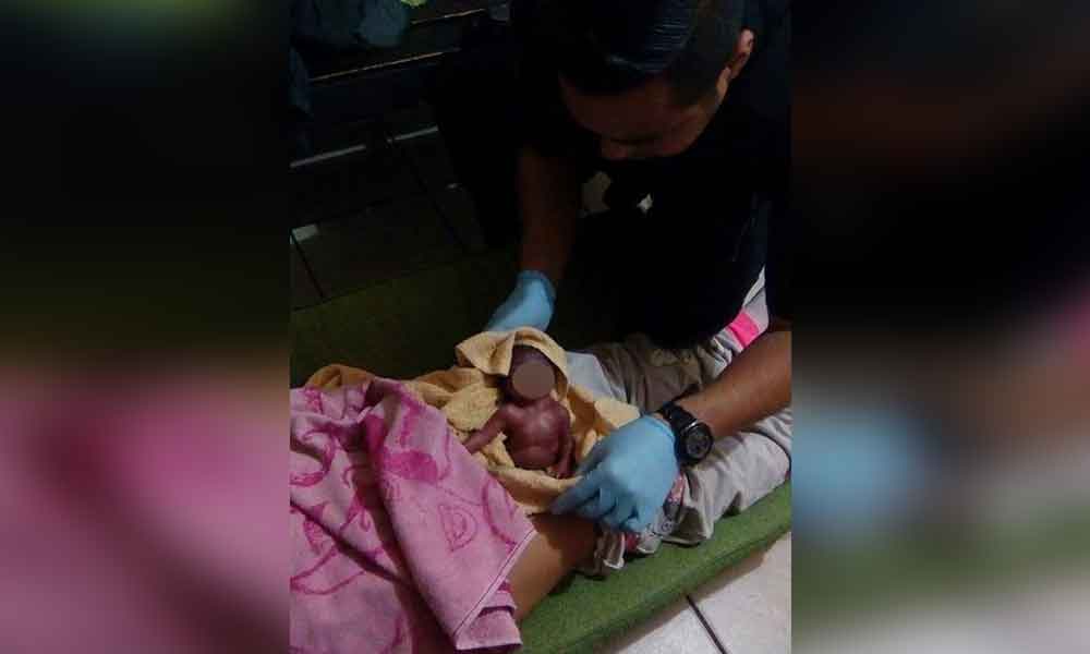 Policía de Mexicali asiste a mujer durante parto