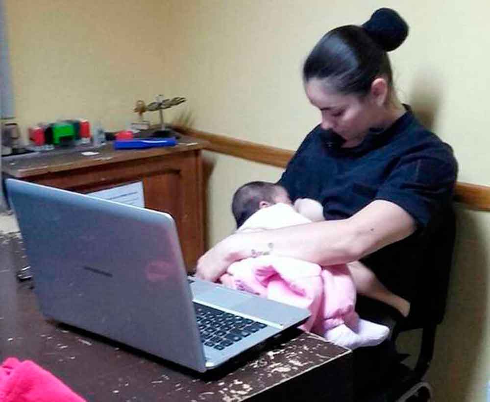 Oficial de policía amamanta a bebé tras ser rechazada por su madre