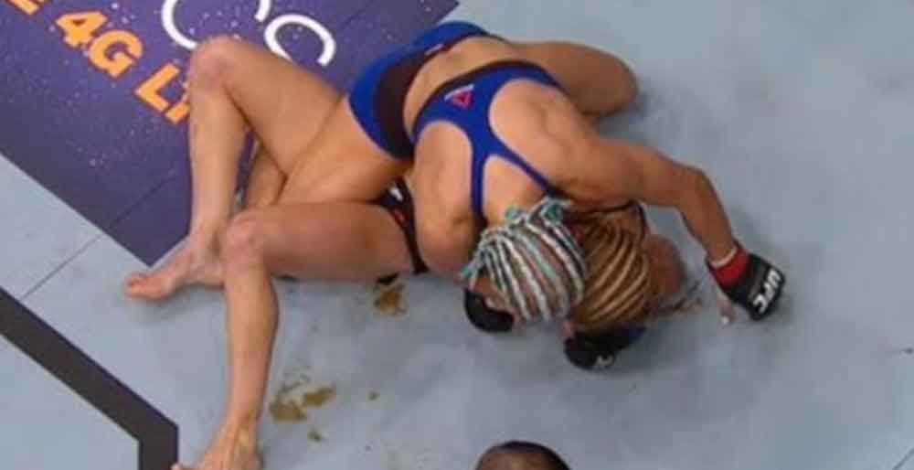 Luchadora pierde el control y defeca durante pelea
