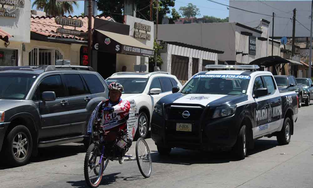Atleta paralímpico recorre México en silla de ruedas, arribó hoy a Tecate