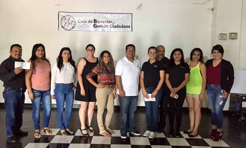 Diputado Benja Gómez entrega apoyos a próximos egresados de la carrera de derecho en Tecate