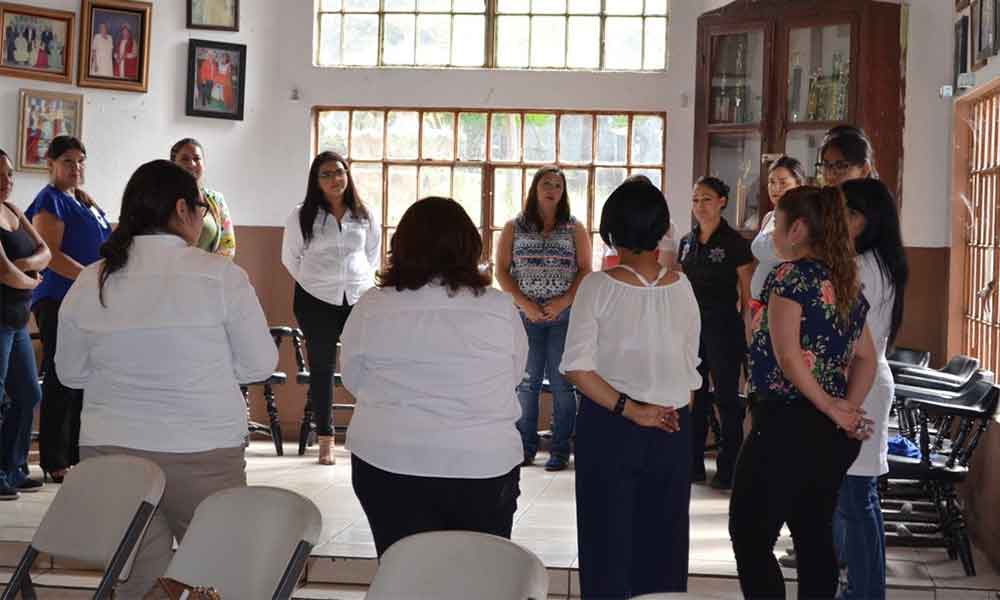 Capacitan a mujeres víctimas de violencia en Tecate
