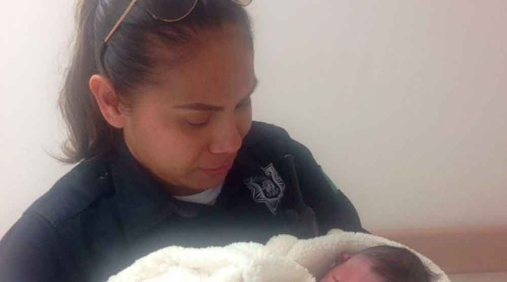 Policía Municipal auxilia a joven durante parto