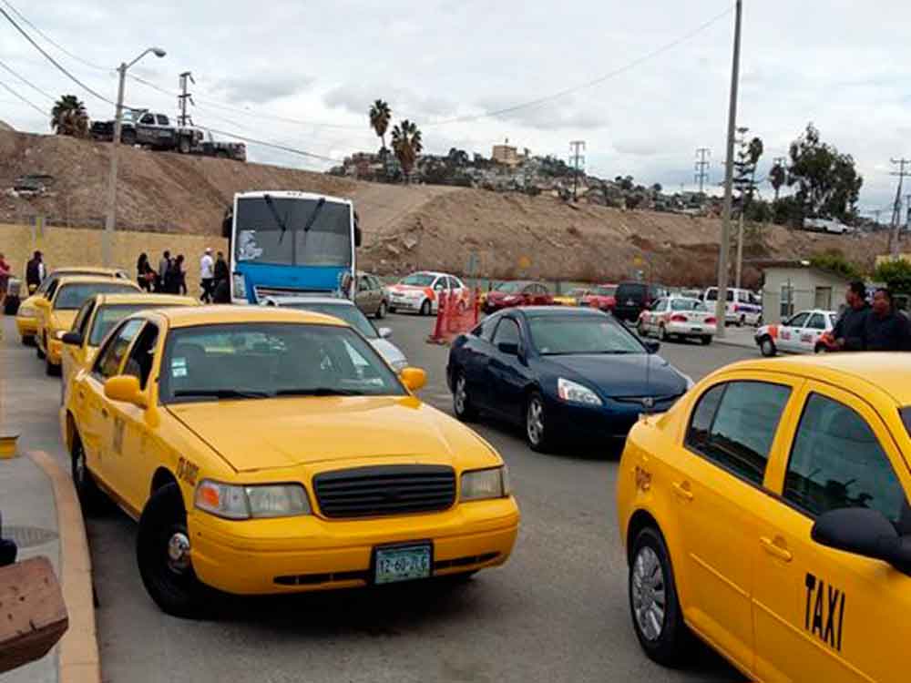 Ordenan regreso de taxis amarillos a garita de Tijuana