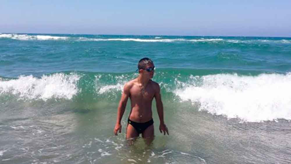 Joven con síndrome de Down salva a una niña de ahogarse en una playa