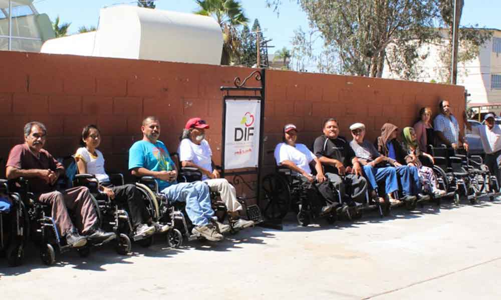 Entrega DIF Tecate sillas de rueda a personas con discapacidad