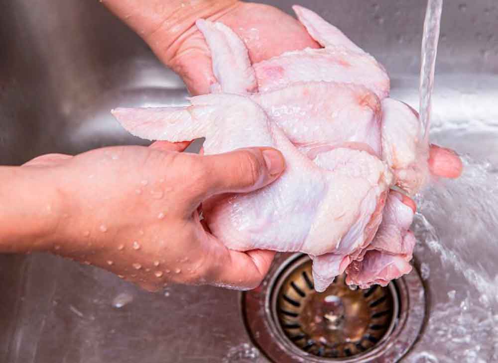 Lavar el pollo crudo, un riesgo para salud, afirman expertos