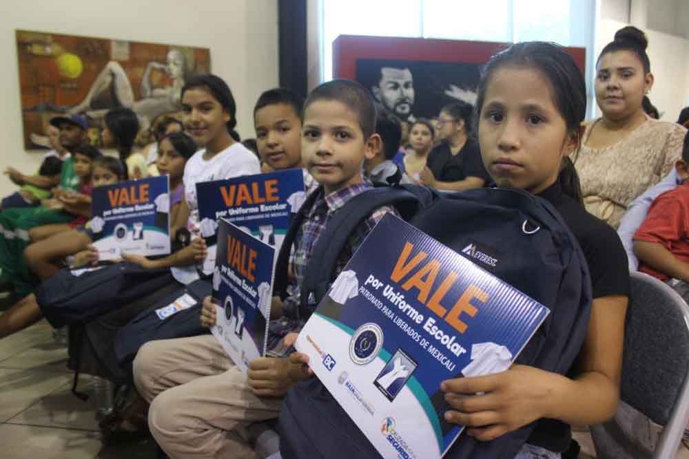 Entregan paquetes escolares a hijos de ex internos del CERESO de Mexicali