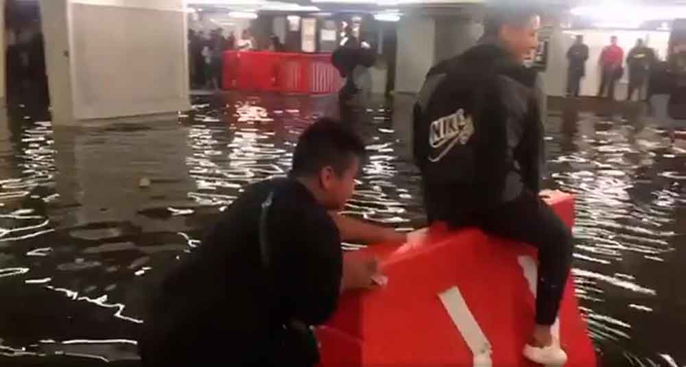 Niño emprendedor aprovecha inundación para hacer negocio en el metro de CDMX