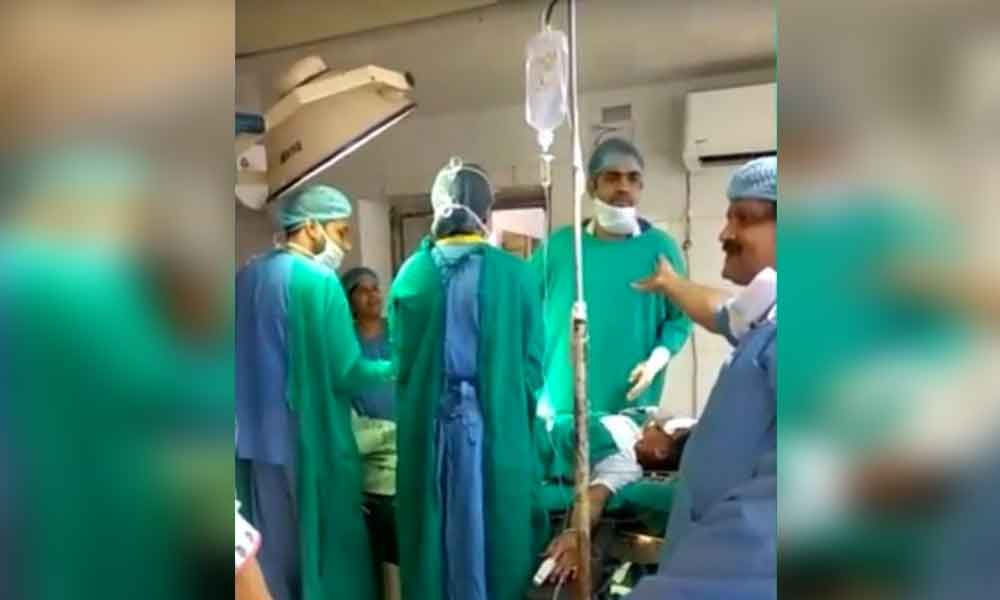 Bebé muere en plena cesárea mientras dos médicos discuten entre ellos