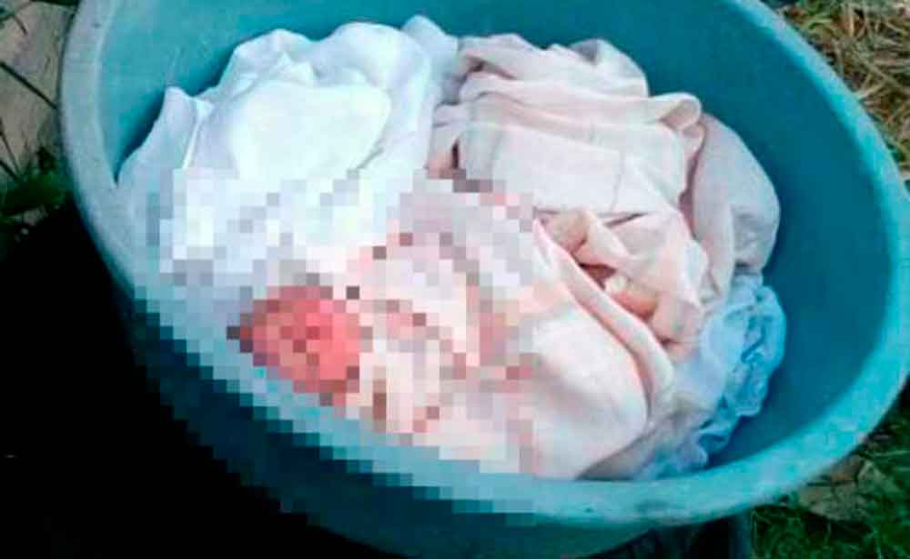 Abandonan a recién nacida dentro de una tina; todavía tenía el cordón umbilical