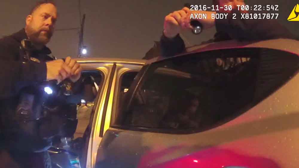 Policías de EU “siembran” drogas en un coche para incriminar a una persona