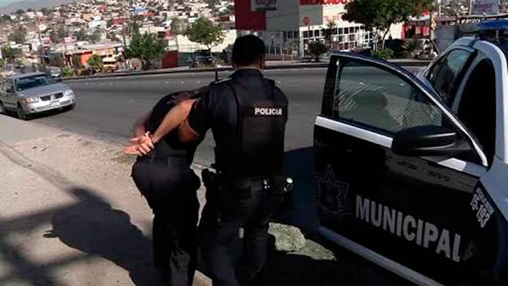 Capturan a Oficial de Policía por extorsión en Tijuana