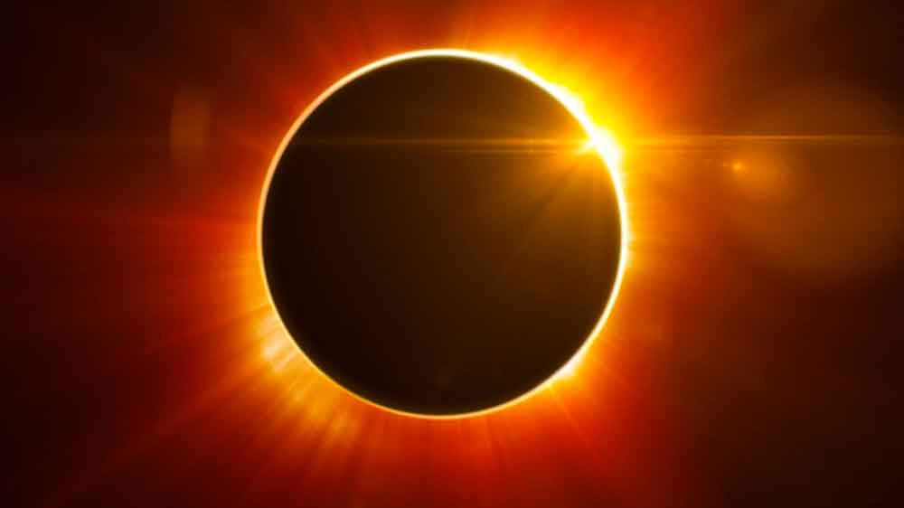 Califican como “retrógrada” que prohíban ver el eclipse en escuelas