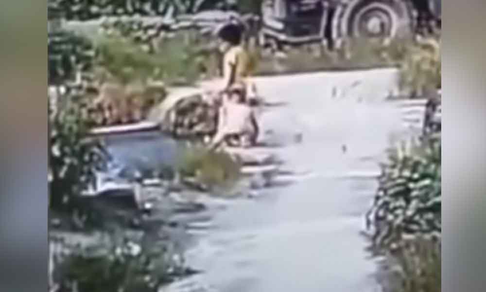 Mueren 3 niños intentando sacar a su amigo de un río