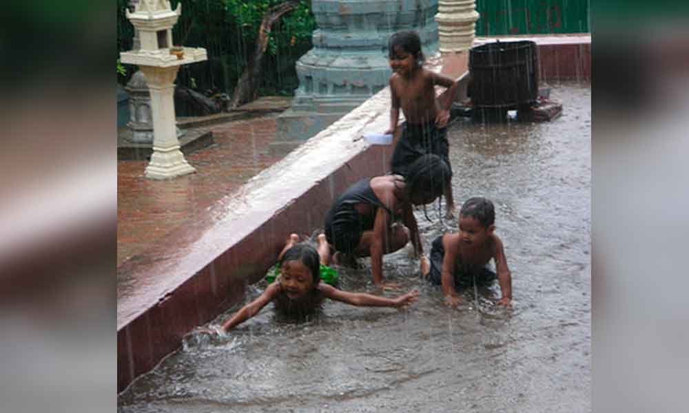 ¿Dejas bañar a tus hijos en la lluvia? Piénsalo dos veces