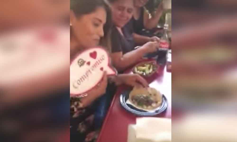 Hombre pide matrimonio a su novia en un taco de barbacoa en Tijuana