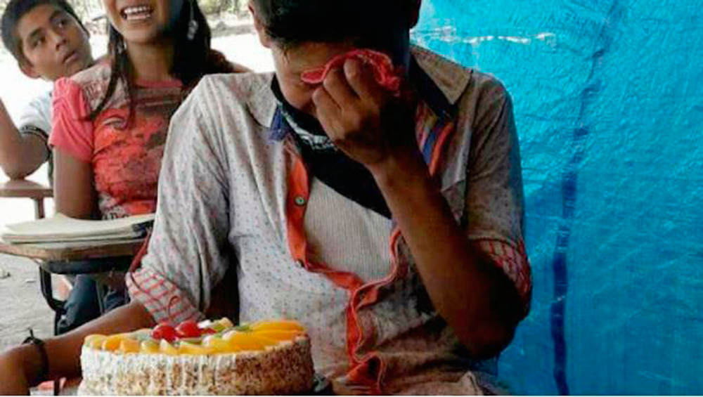 Niño rompe en llanto al recibir su primer pastel de cumpleaños
