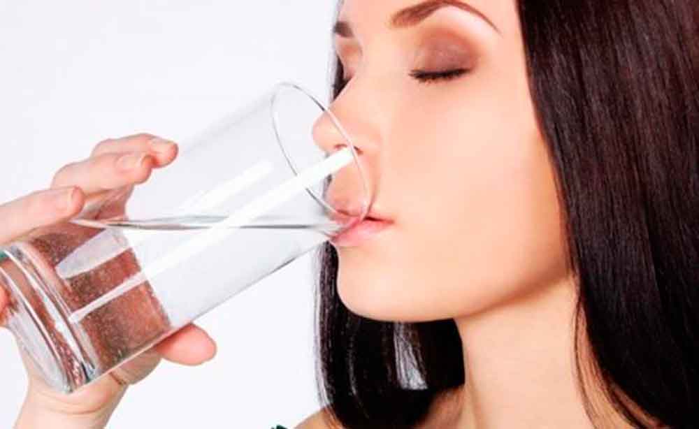 Exhorta IMSS beber agua en cantidades necesarias