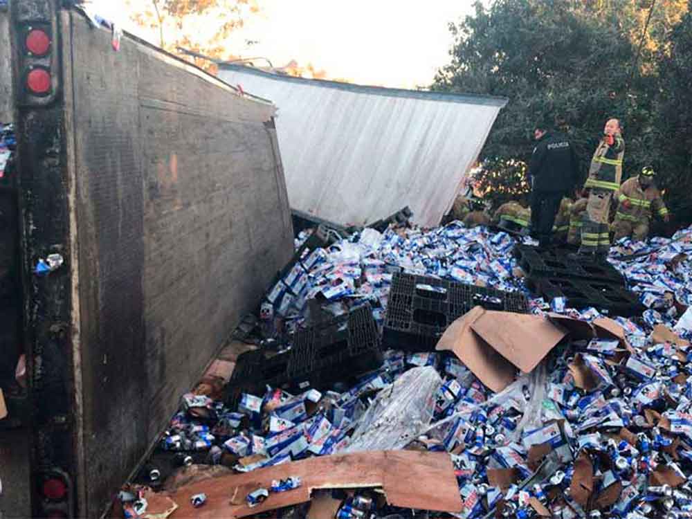 Por volcadura se desperdician decenas de litros de cerveza en la México-Toluca