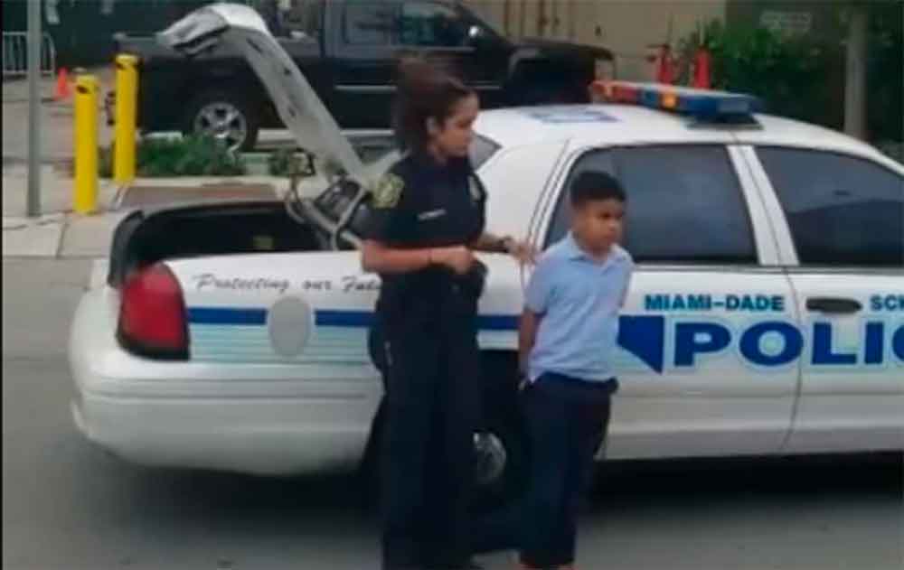 Detienen a niño de siete años que atacó a golpes a su maestra