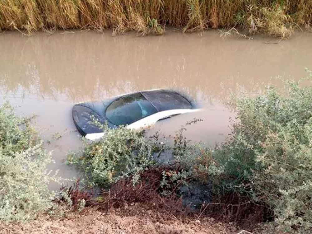Automóvil cae a canal en Mexicali; sobreviven pasajeros