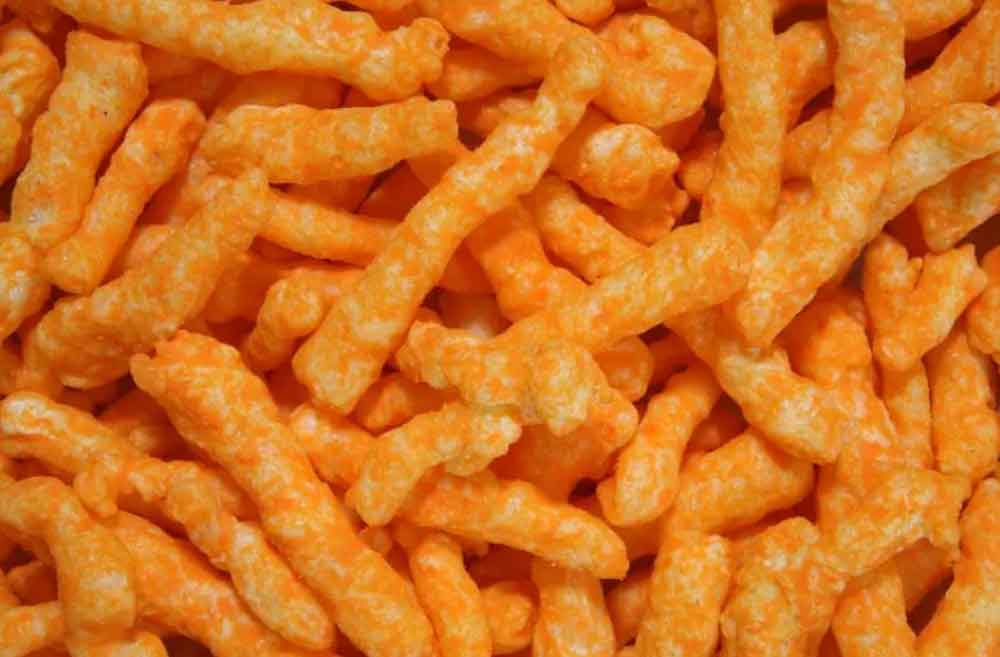 Niño muere ahogado por comer Cheetos