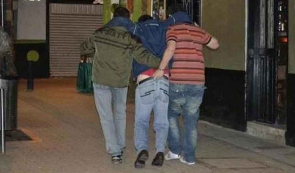 Hombre sufre abuso sexual durante una borrachera con sus amigos