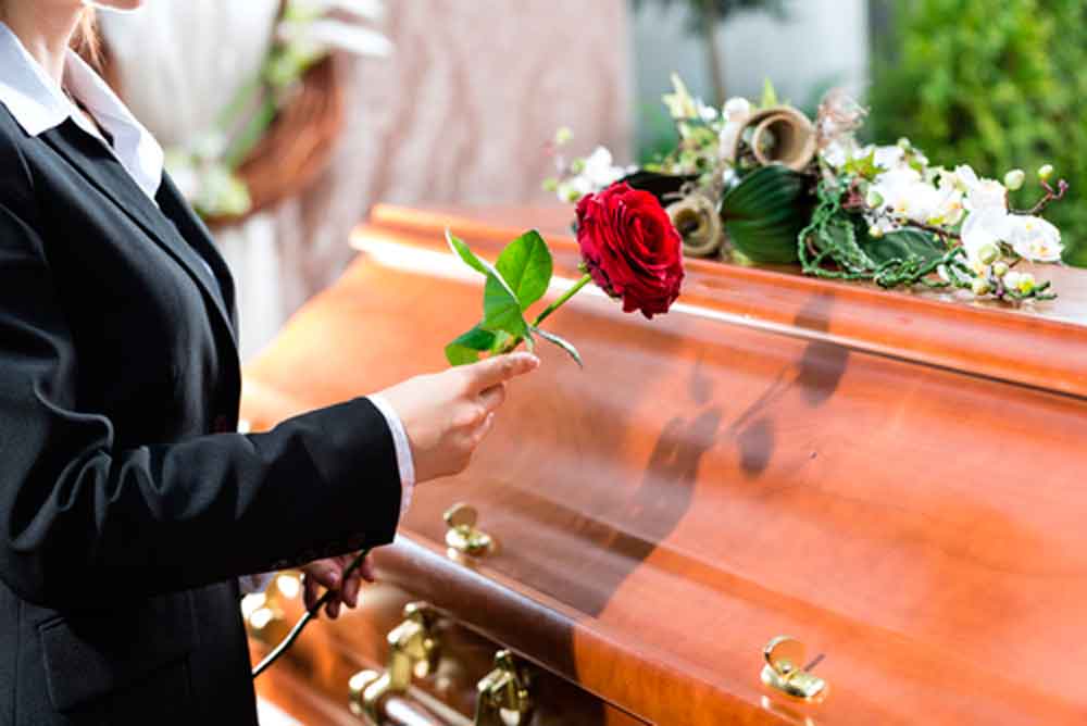 Funeraria que perdió el cuerpo de una joven pagará 8 millones de dólares a familiares