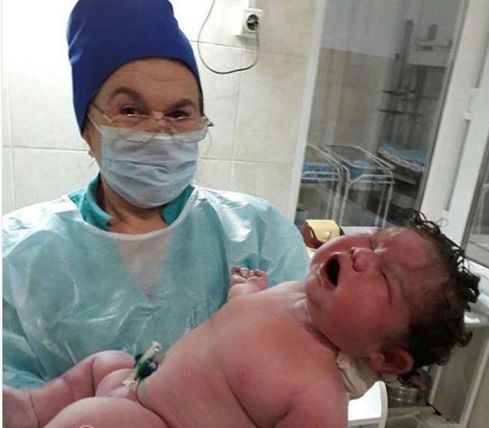 Mujer dio a luz a bebé gigante de casi 7 kilos por parto natural y sin anestesia