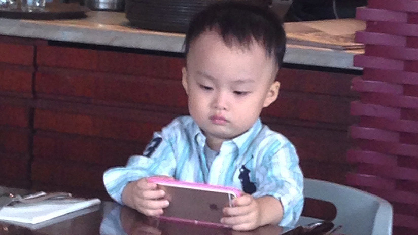 Bloquea niño de dos años el iPhone de su madre por 47 años