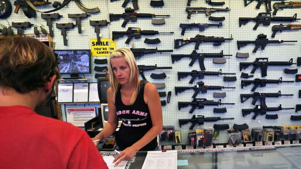 Analiza Trump elevar edad mínima para compra de armas