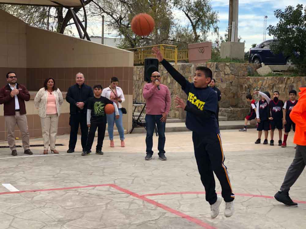 Ayuntamiento entrega espacio deportivo para practicar Básquetbol