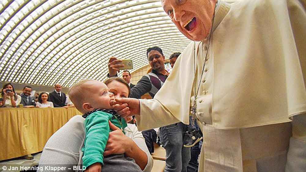 ¡Bendita mordida! Bebé muerde el dedo del Papa durante ceremonia