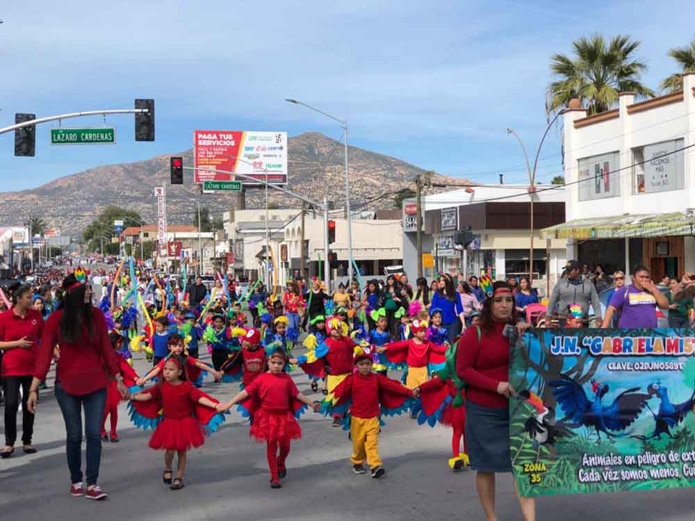 Colorido desfile en Tecate para dar la bienvenida a la Primavera