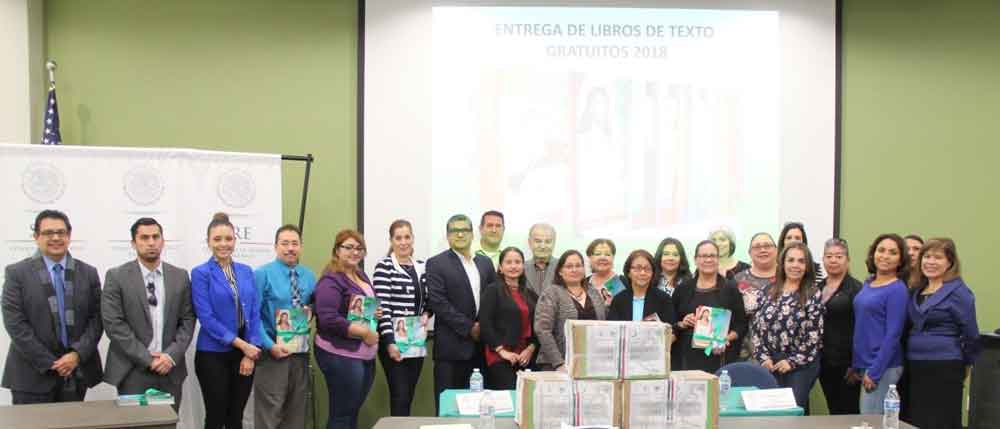 Entregan Libros de Texto Gratuitos a estudiantes migrantes en Estados Unidos