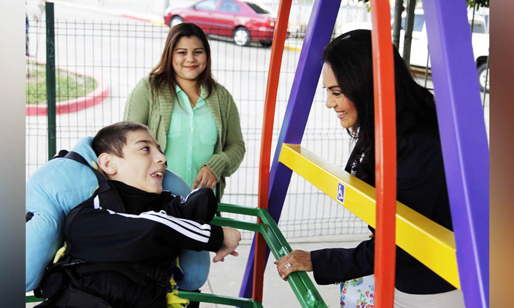 Instalan juegos para la inclusión de niños con discapacidad